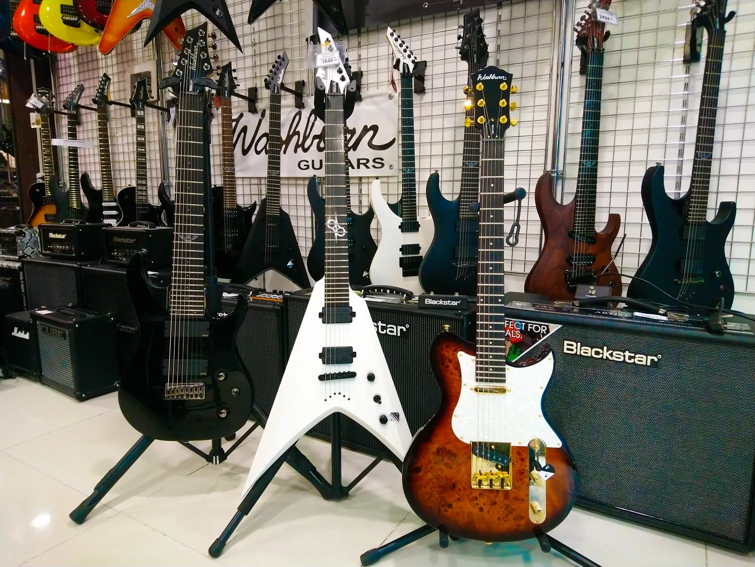 Новое поступление электрогитар Washburn Parallaxe