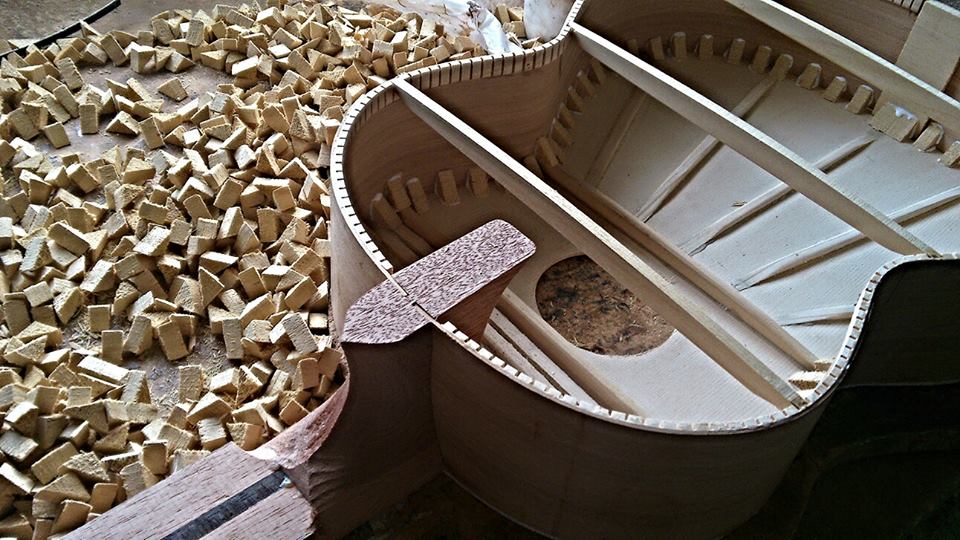 uno-de-los-procesos-de-creacin-de-una-guitarra-bros